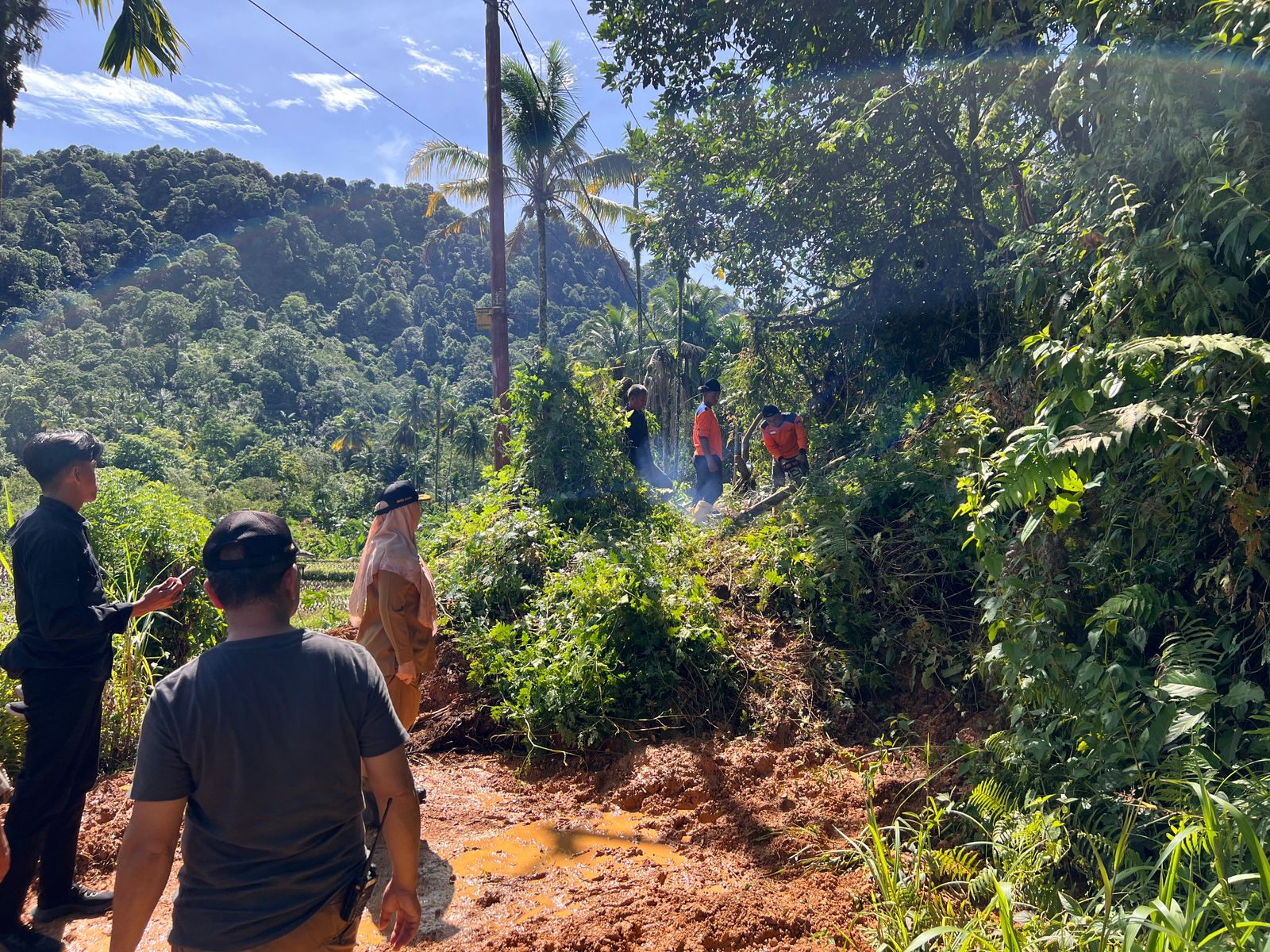 Pasca-Hujan Lebat, Camat Lubuk Kilangan Langsung Tinjau Titik Longsor hingga Jembatan Rusak